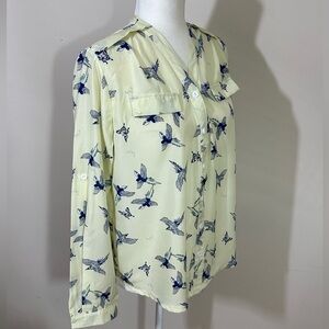 Blue bird sz XXL top fits like a large in a buttery yellow with blue birds silky